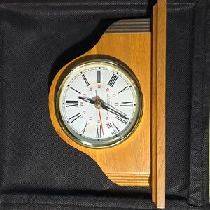 Mantle clock. Wood/glass